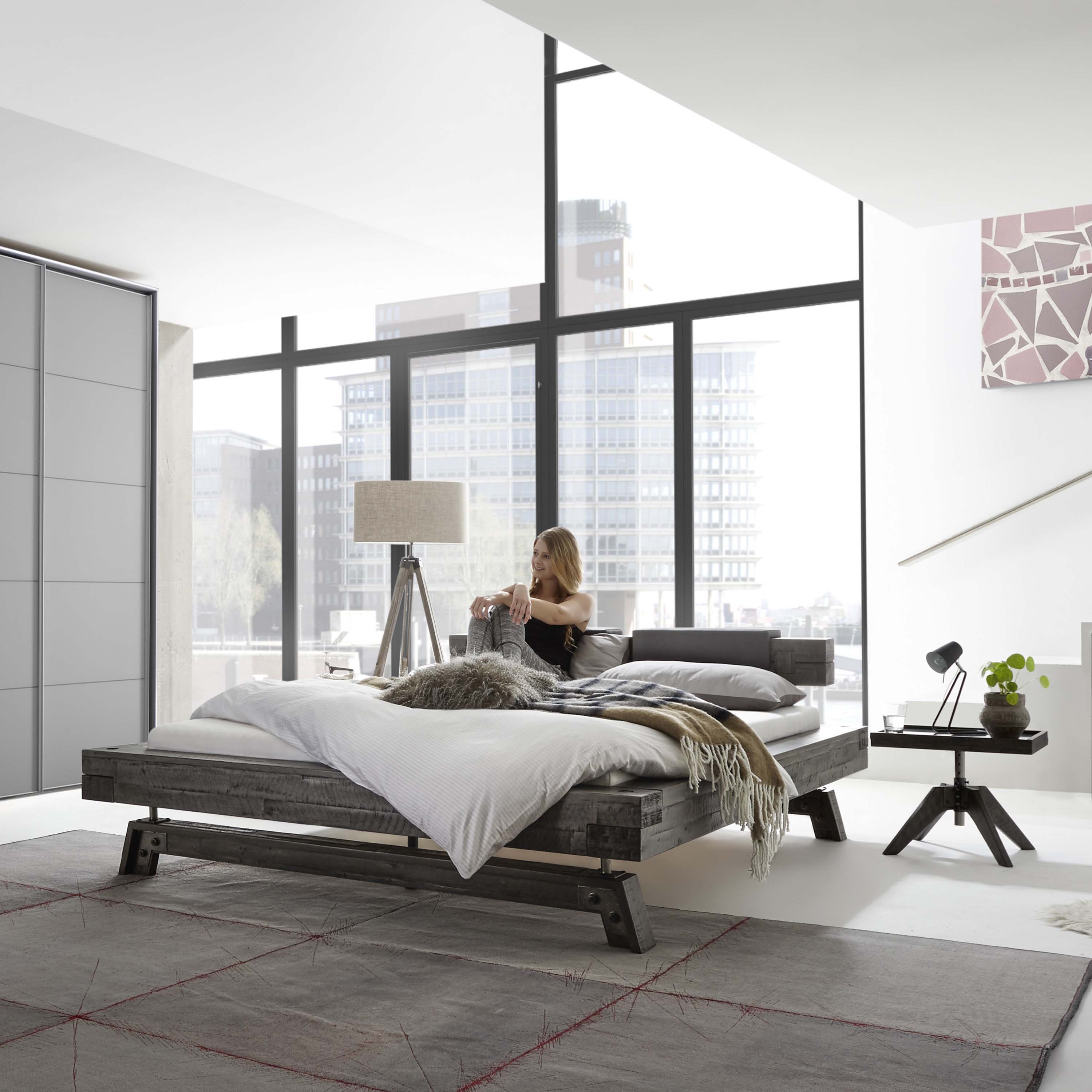 Hasena Factory Line – Bett im Loft-Stil, aus massiver Akazie, inklusive Polsterkissen